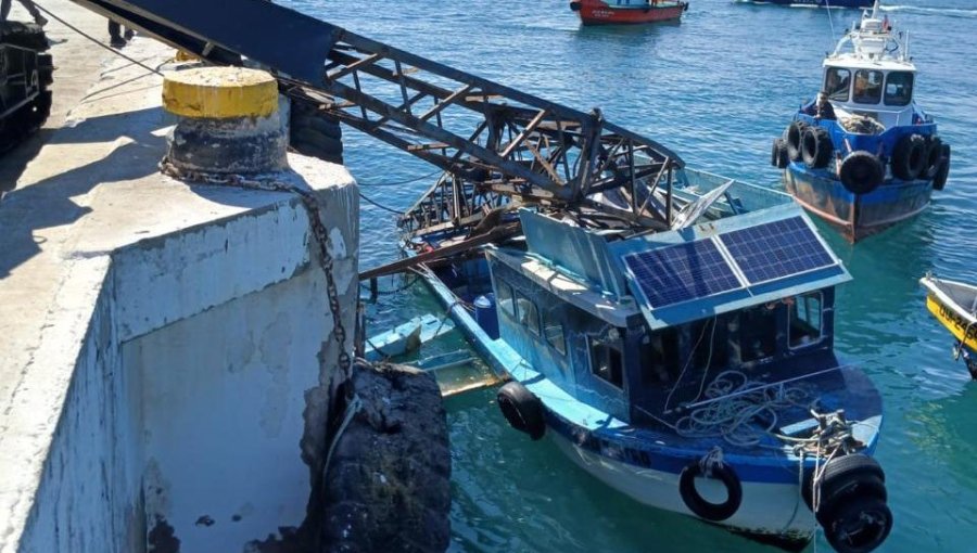 Una persona lesionada deja desplome de grúa sobre embarcación en muelle de Quintero