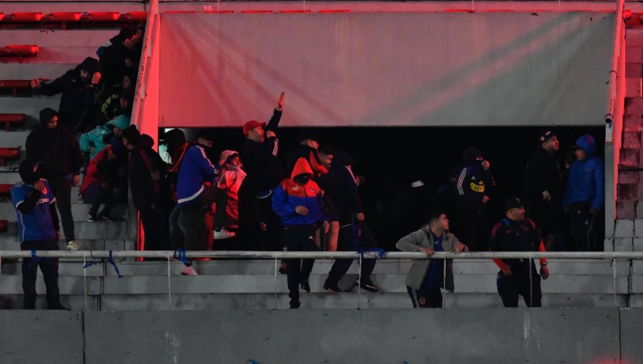 Disturbios entre barristas obligan a suspender el partido de la U contra Independiente por Copa Sudamericana