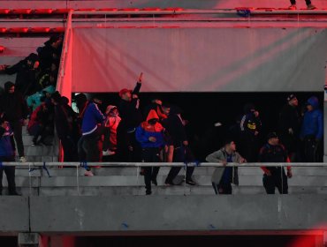 Disturbios entre barristas obligan a suspender el partido de la U contra Independiente por Copa Sudamericana