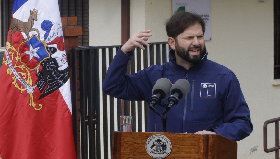 Presidente Boric instruye al Ministro del Interior que viaje a Argentina tras graves incidentes de barristas de Universidad de Chile