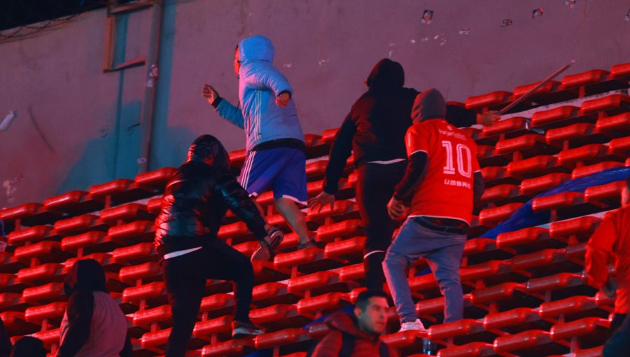 Libertad de hinchas chilenos no está garantizada: Agregado de la PDI afirma que todo depende de la fiscalía argentina