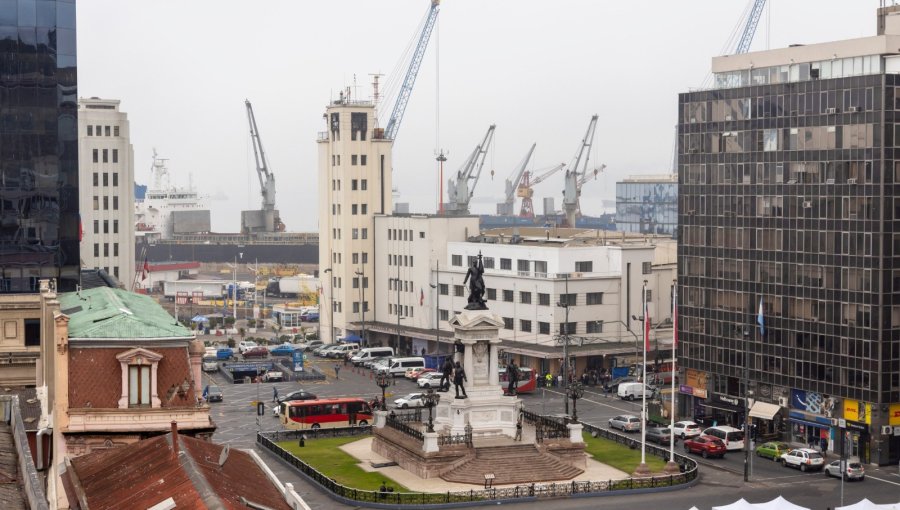Potente inversión permitirá cambiarle la cara a la plaza Sotomayor de Valparaíso: mejorarán pavimentos y el entorno