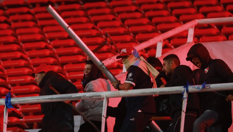Confirman que 97 hinchas de Universidad de Chile fueron detenidos en Argentina