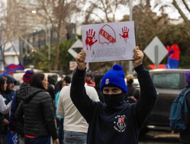Hinchas de U. de Chile se manifestaron en las afueras de la embajada de Argentina por incidentes ante Independiente