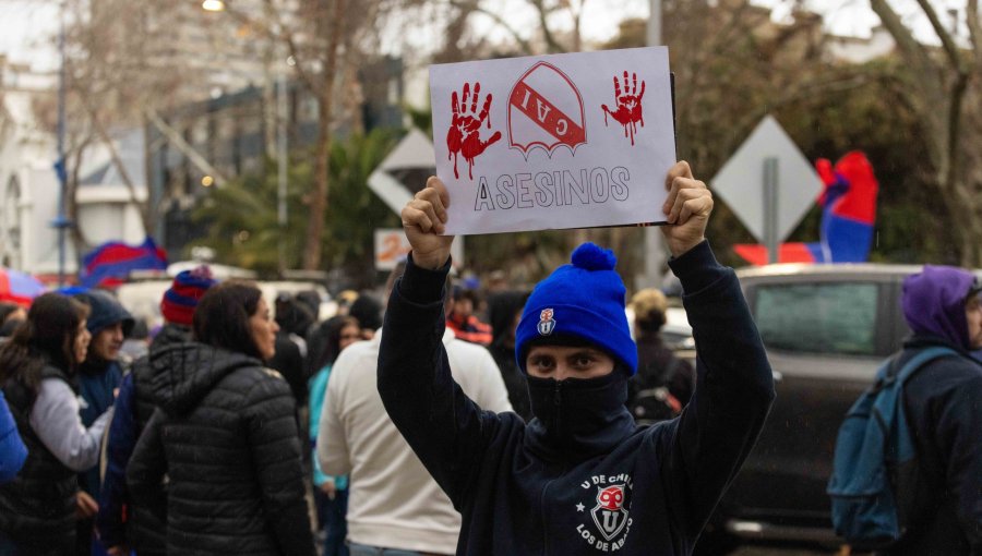 Hinchas de U. de Chile se manifestaron en las afueras de la embajada de Argentina por incidentes ante Independiente