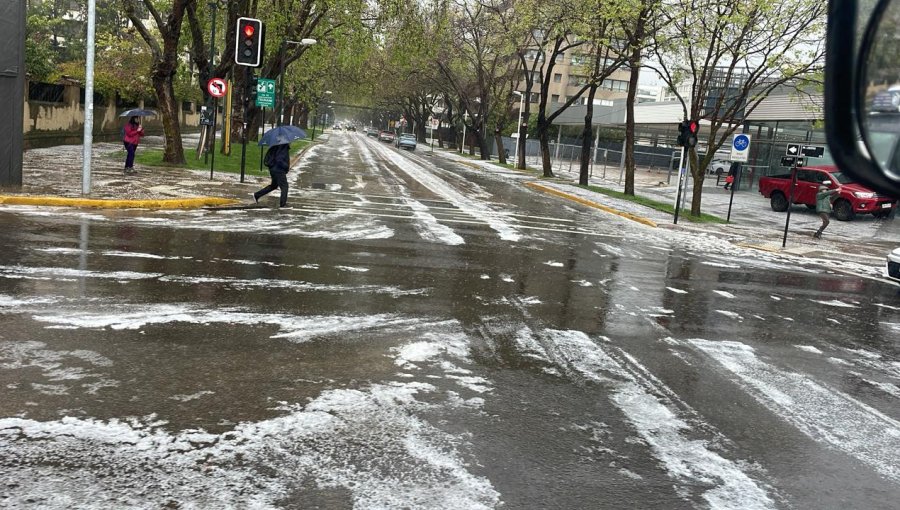 Insólita granizada cubrió las calles del plan y cerros de Valparaíso y Viña del Mar