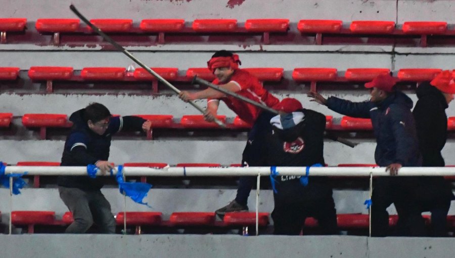 Presidente Boric no descarta querella por ataques a hinchas de U. de Chile en Argentina