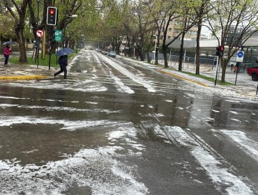Insólita granizada cubrió las calles del plan y cerros de Valparaíso y Viña del Mar