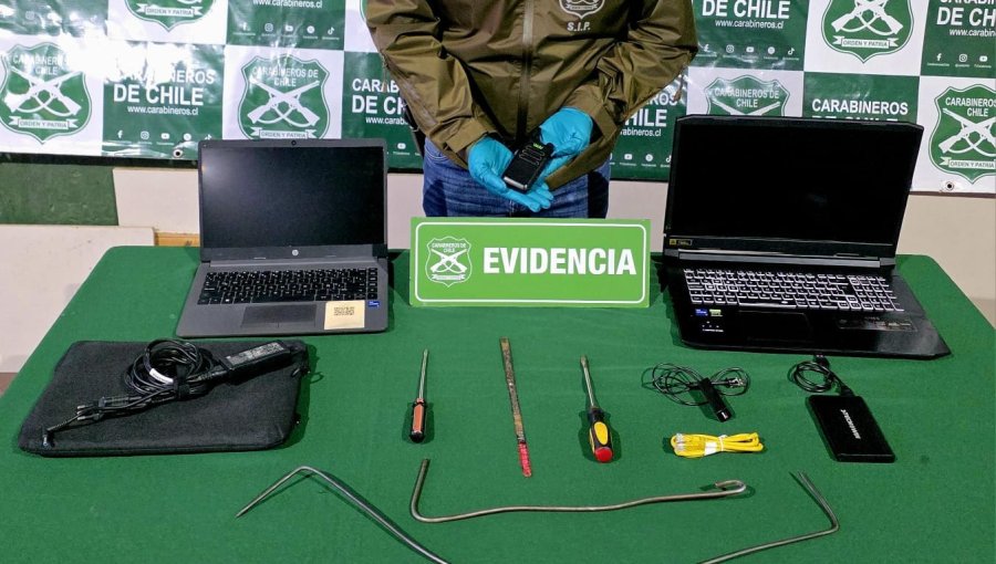 Sorprenden a dos sujetos que intentaron robar especies desde camioneta estacionada en tienda de retail de Los Andes