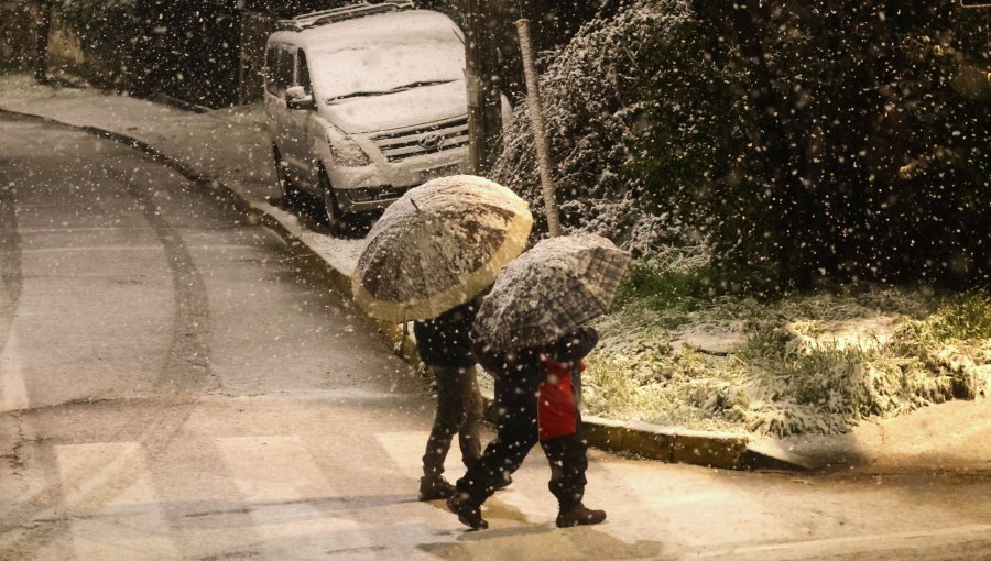 Varias comunas de la región Metropolitana amanecieron nevadas: Puente Alto y San José de Maipo suspendieron las clases