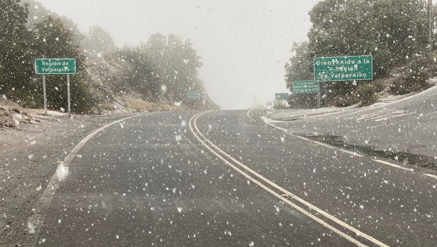 Intensa caída de nieve obliga al cierre preventivo de rutas en la región de Valparaíso