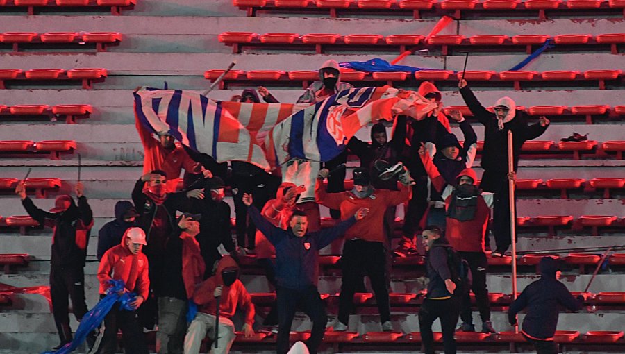 Presidente Boric informa que agresores de hinchas de la U fueron identificados y que serán imputados por intento de homicidio
