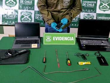 Sorprenden a dos sujetos que intentaron robar especies desde camioneta estacionada en tienda de retail de Los Andes