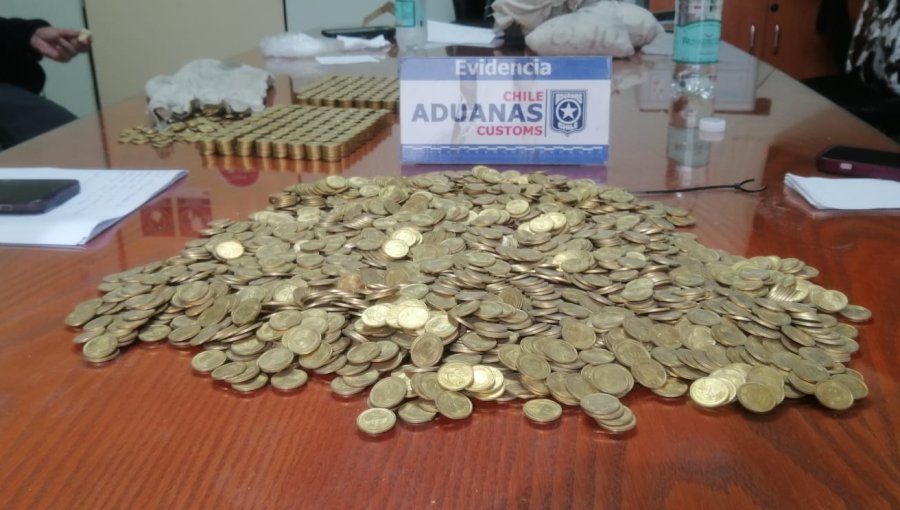 Aduanas incautó exportación sospechosa de más de 335 mil monedas de colección