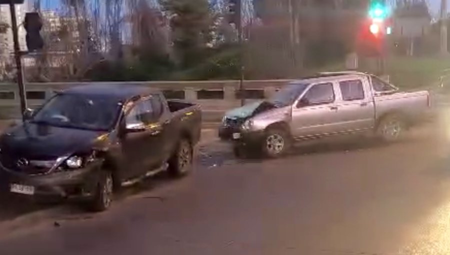 Colisión de dos camionetas deja importante congestión vehicular en Av. 1 Norte de Viña