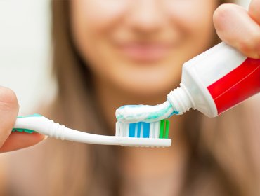 Sernac emite alerta de seguridad por pasta dental ante posibles efectos adversos causados por saborizante