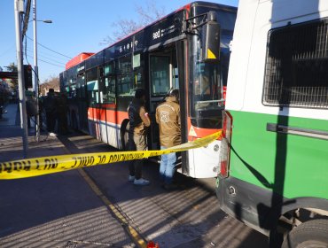 Hombre es asesinado de una puñalada mientras iba a bordo en un bus del Transantiago