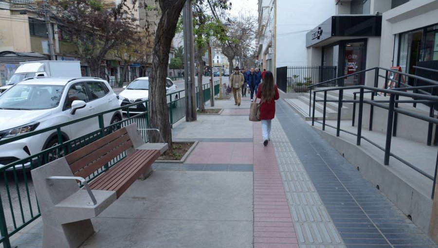 Acera poniente de la céntrica calle Arlegui de Viña del Mar quedó habilitada al tránsito de peatones tras fin de las obras