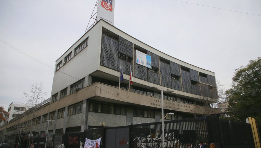 Suspenden a rectora del Instituto Nacional por golpiza de alumnos hacia otro estudiante