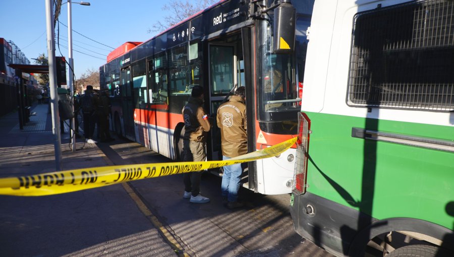 Hombre es asesinado de una puñalada mientras iba a bordo en un bus del Transantiago