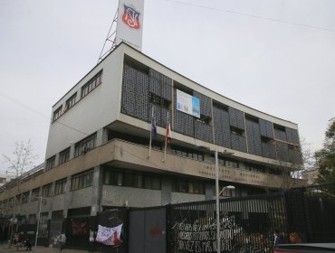 Suspenden a rectora del Instituto Nacional por golpiza de alumnos hacia otro estudiante