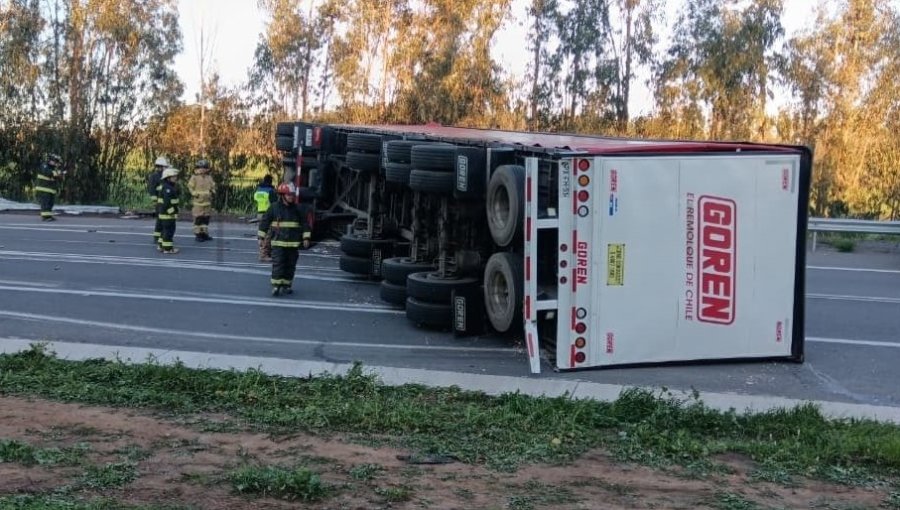 Accidente de tránsito termina con camión volcado en autopista de Santo Domingo