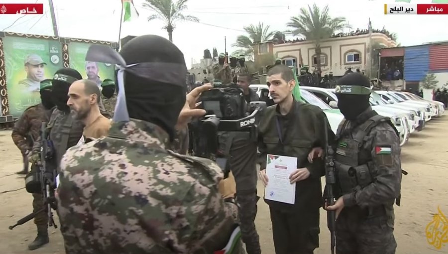 Israelíes bloquean una de las principales autopistas de Tel Aviv en protesta por la liberación de rehenes y el alto el fuego