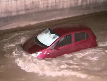 Pareja cae con su automóvil al canal San Carlos en plena clase de manejo en La Florida: ambos estaban bajo la influencia del alcohol