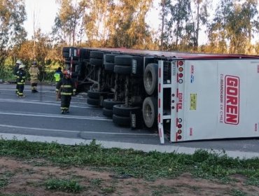 Accidente de tránsito termina con camión volcado en autopista de Santo Domingo