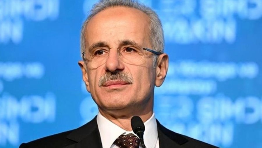 Ministro de Transporte de Turquía es multado tras grabarse conduciendo en exceso de velocidad