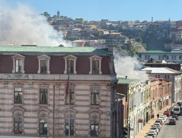 Incendio estructural declarado moviliza a Bomberos hasta el Barrio Puerto de Valparaíso