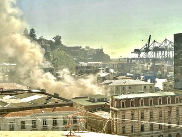 Incendio declarado en antigua casona movilizó a Bomberos al Barrio Puerto de Valparaíso: fuego se inició en oficina del tercer piso
