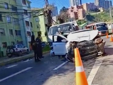 Vehículo de la Armada se vio involucrado en violenta colisión en sector Limonares de Viña