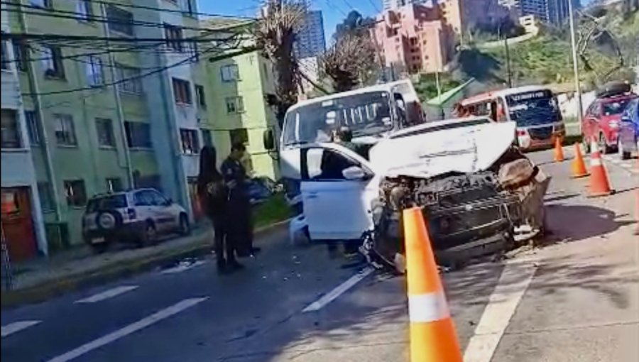 Vehículo de la Armada se vio involucrado en violenta colisión en sector Limonares de Viña