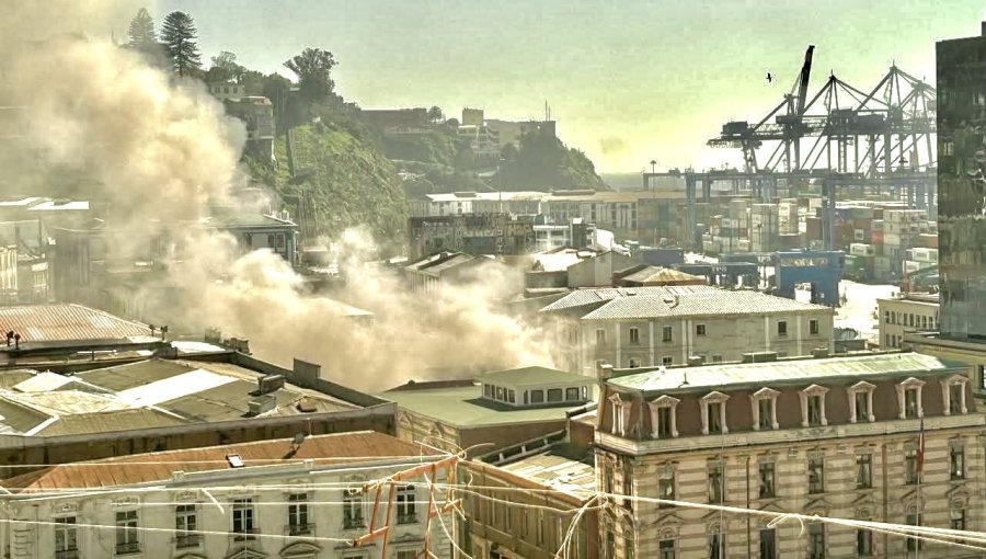 Incendio declarado en antigua casona movilizó a Bomberos al Barrio Puerto de Valparaíso: fuego se inició en oficina del tercer piso