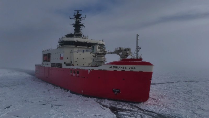 "Almirante Viel" demuestra su capacidad en exigente operación invernal en la Antártica Chilena