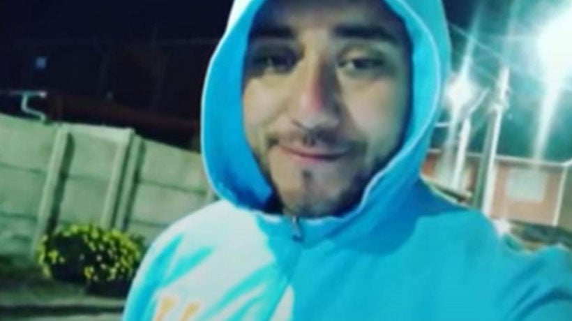 Hincha calerano de la U que fue empujado al vacío por barristas de Independiente recibió el alta y regresará a Chile