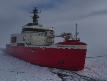 "Almirante Viel" demuestra su capacidad en exigente operación invernal en la Antártica Chilena