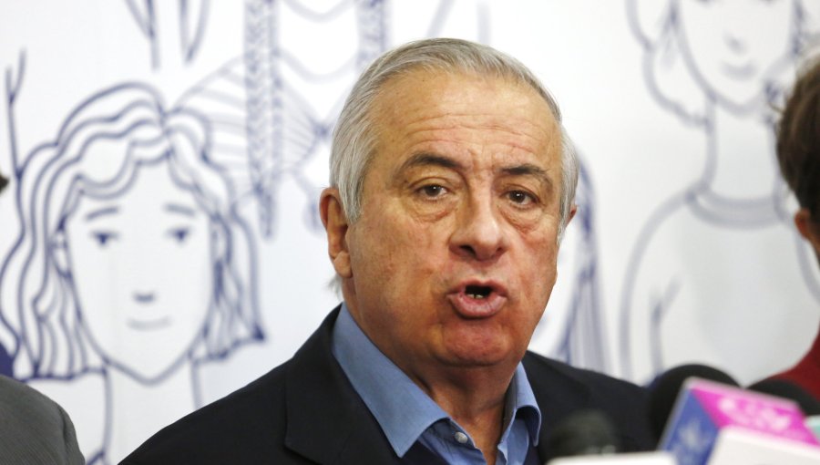 Exministro Mañalich asegura que la salud será el "desafío ineludible" del próximo gobierno