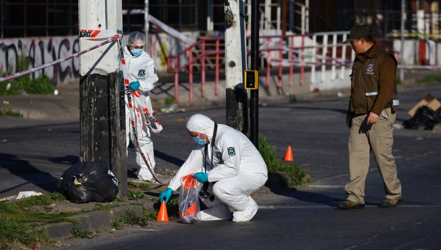 Hombre fue asesinado a balazos al interior de un auto en La Pintana: otras dos personas resultados heridas