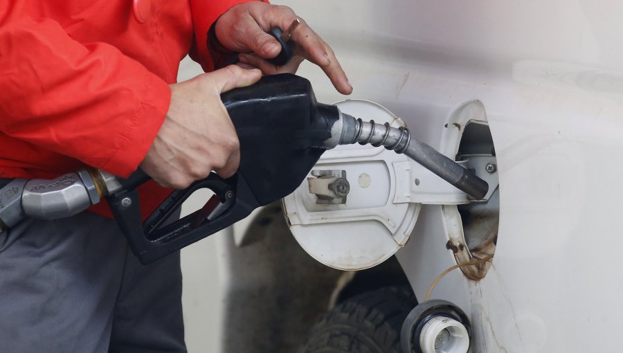 Casi todas las bencinas bajarán de precio a partir de este jueves: Solo la gasolina de 93 subirá 0,3$/lt