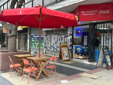 El drama de los locales "al paso" que quedaron fuera de la nueva ordenanza de terrazas en Viña del Mar: claman por ser considerados