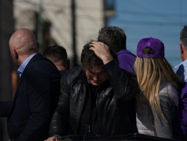 Javier Milei debió ser evacuado de un acto electoral tras ser atacado por manifestantes en Buenos Aires