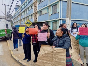 Escuela América, a merced de la delincuencia: comunidad protesta por ola de robos, drogas, alcohol y violencia en sector alto de Valparaíso