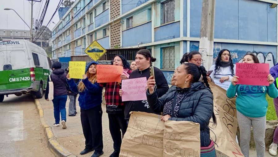 Escuela América, a merced de la delincuencia: comunidad protesta por ola de robos, drogas, alcohol y violencia en sector alto de Valparaíso