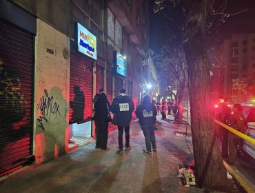 Ciudadano colombiano fue asesinado a balazos al interior de un minimarket en Santiago