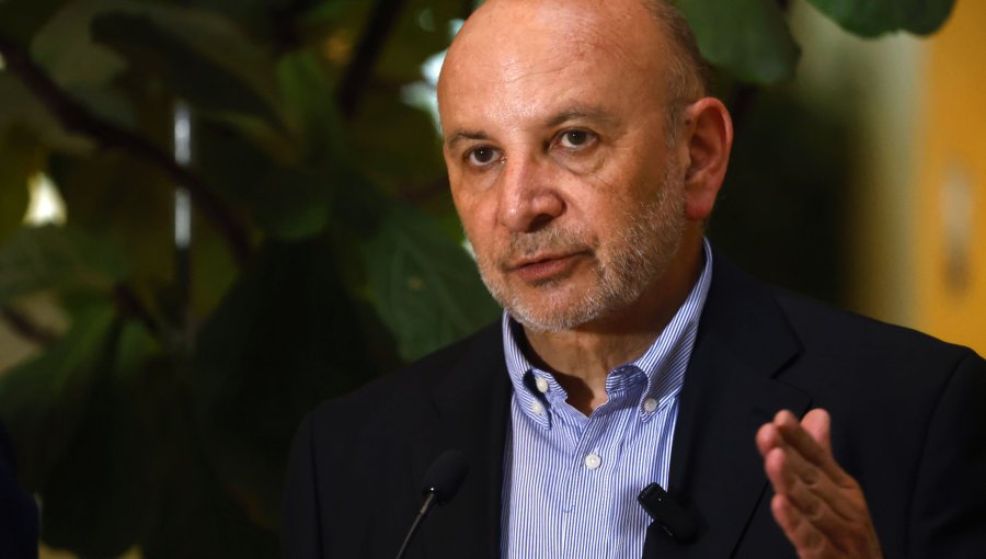 Senador Juan Luis Castro acusa que “el PC quiere socavar la candidatura de Jeannette Jara” y les pidió que “guarden silencio”
