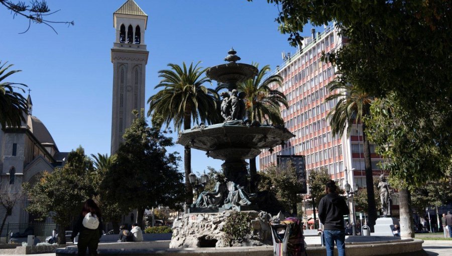 Dan inicio a restauración de la pileta de plaza Victoria: proceso continuará con la fuente Neptuno de la plaza Aníbal Pinto en Valparaíso