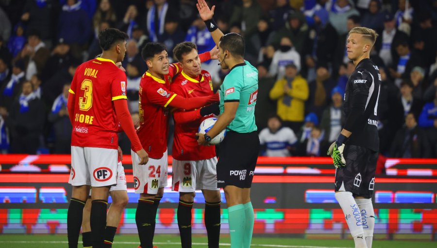 ANFP libera audios del VAR por penal anulado a U. Española ante la UC: "El jugador flecta las piernas y se deja caer"