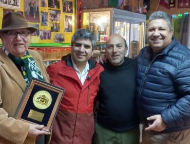 Diputado Lagomarsino y vecinos homenajean a dueño de «De’Jaime», la peluquería más antigua de Valparaíso